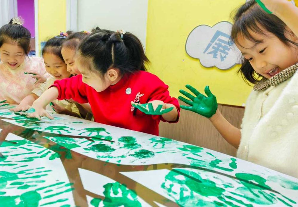 China destinará 90 mil millones de yuanes para subsidios al cuidado infantil